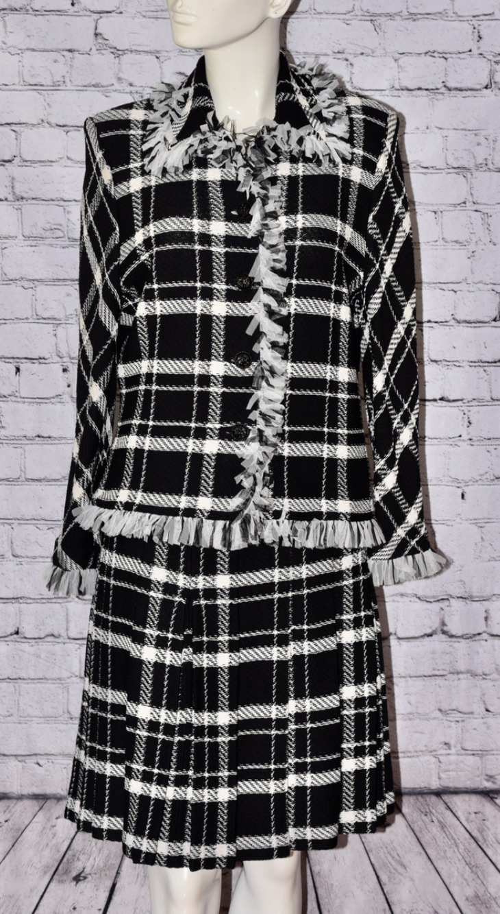 ST. JOHN KNITS Boucle Designer Business Professional 2pc Skirt Suit Size 8 NWT
